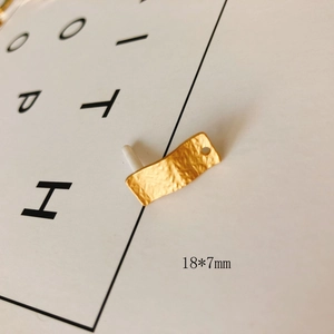 Detail van de gouden gehamerde rechthoekige bedel 18x7mm voor DIY-sieraden