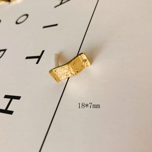 Detail van 18x7mm vergulde onregelmatige metalen hanger voor DIY-oorbellen