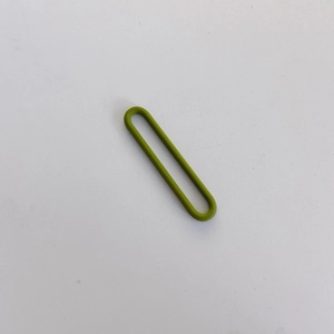 Primer plano de un colgante ovalado de aleación verde oliva con acabado lacado mate para DIY