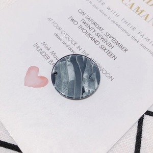 Nahaufnahme eines grauen Acetat-Anhängers mit abstrakter Marmorstruktur für DIY-Schmuck