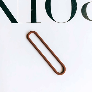 Anillo de silicona ovalado marrón café mate visto desde un ángulo de 45 grados