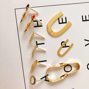 Assortiment gouden geometrische oorbelbedeltjes en onregelmatige sieradenonderdelen