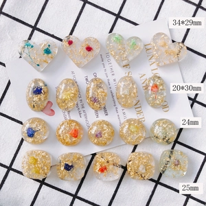 Détails de breloques en résine avec fleurs séchées et feuilles d'or pour bijoux