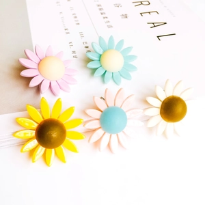 Primer plano de abalorios de flores de resina de colores para accesorios de joyería DIY