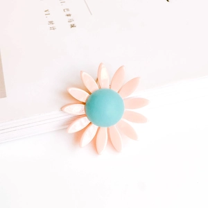 Primer plano de dijes de margaritas rosas y azules para accesorios de joyería DIY