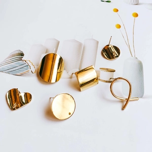 Orecchini geometrici placcati oro minimalisti in varie forme come cuori e cerchi