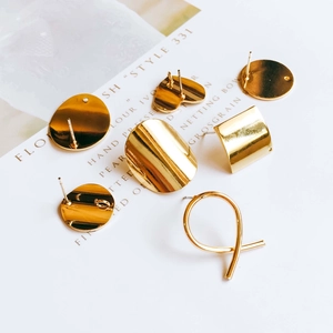 Ciondoli per orecchini geometrici in oro lucido con forme circolari e a cuore