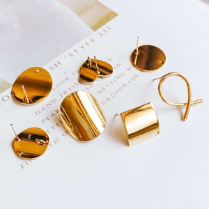 Set di accessori per orecchini fai da te geometrici dorati su carta artistica bianca