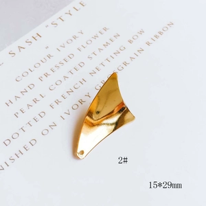 Vista macro di ciondolo geometrico curvo in lega dorata 15x29mm per gioielli fai da te
