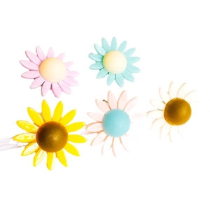 Set de cinco accesorios de girasol de resina colorida para DIY en amarillo y rosa