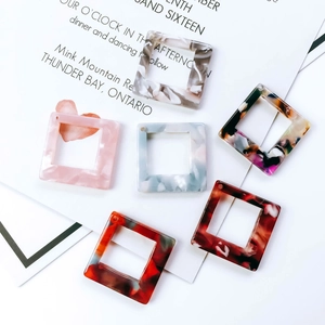 Gekleurde vierkante hangers van acrylhars met marmerpatroon voor DIY-sieraden