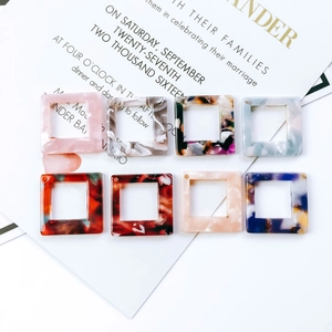 Set van 8 kleurrijke vierkante acetaat charms voor DIY oorbellen met voorgeboorde gaten