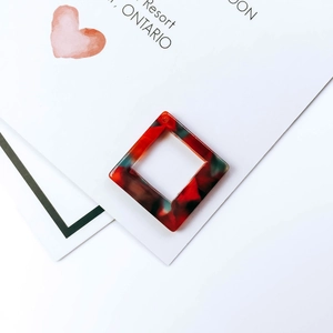 Detail van vierkante acetaat hanger met marmeren textuur voor DIY sieraden maken