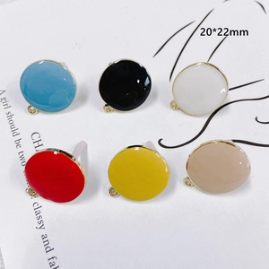 Detail von 20x22mm runden Emaille-Anhängern in sechs Farben für DIY-Schmuckherstellung