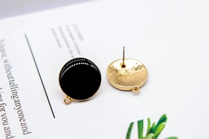 Schlichte runde schwarze Tropföl-Ohrringe aus Legierung mit goldener Rückseite