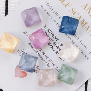 Vue détaillée de charms carrés en résine marbrée colorée pour décoration de chaussures