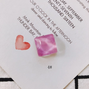 Vue détaillée du patch carré en résine marbrée rose pour bijoux DIY et accessoires