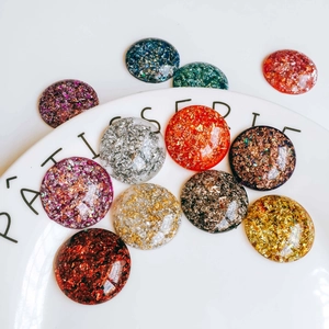 Détails macro de cabochons en acrylique à paillettes dorées pour chaussures et téléphones