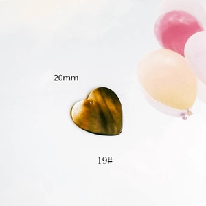 Makro-Detail des 20mm herzförmigen schwarzen Muschelanhängers mit natürlichem Farbverlauf