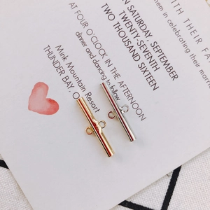 Fermoirs à bascule dorés et argentés pour bijoux DIY sur une carte élégante