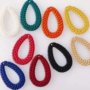 Colgantes de pendientes DIY en forma de gota trenzada en varios colores vibrantes y vivos