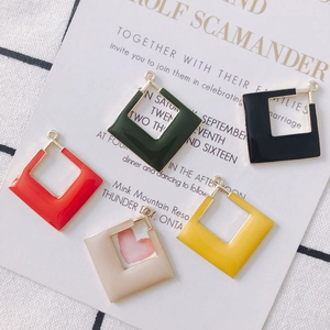 Cinq pendentifs carrés géométriques dorés avec émail coloré pour la création de bijoux