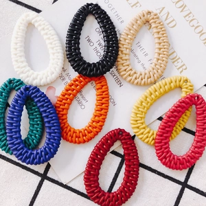 Colgantes de ratán trenzado en forma de gota en varios colores vibrantes para joyas DIY