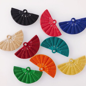 Neuf pendentifs en résine en forme d'éventail colorés pour la création de bijoux DIY