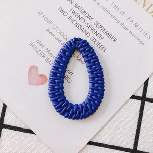 Detalle del colgante de gota azul real con textura trenzada para creación de pendientes