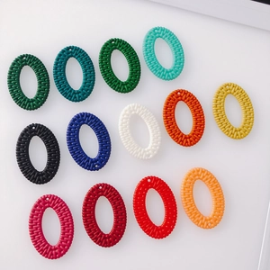 Makro-Detail von ovalen Acryl-Anhängern mit Webstruktur für DIY-Ohrringe und Schmuck