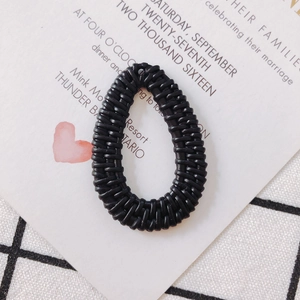 Detalle macro del colgante de ratán tejido negro en forma de lágrima para joyas DIY