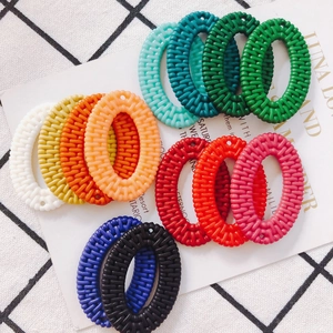 Makroaufnahme bunter ovaler Acryl-Anhänger mit Rattan-Textur für DIY-Schmuckherstellung
