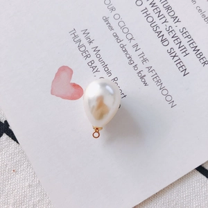 Dettaglio pendente con perla bianca a goccia e gancio dorato per creazione orecchini DIY
