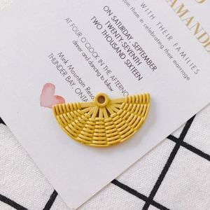 Détail d'un pendentif en résine jaune en forme d'éventail avec texture tressée pour bijoux