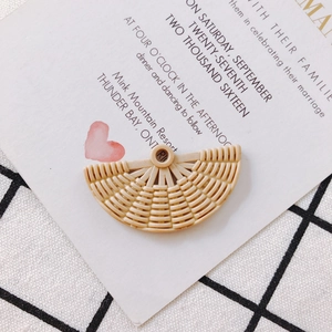 Détail d'un pendentif en résine beige en éventail avec texture tressée pour bijoux