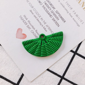 Détail macro d'un pendentif en résine verte en forme d'éventail tressé pour bijoux DIY