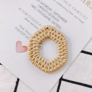 Primo piano dell'accessorio rotondo in rattan acrilico beige per la creazione di gioielli