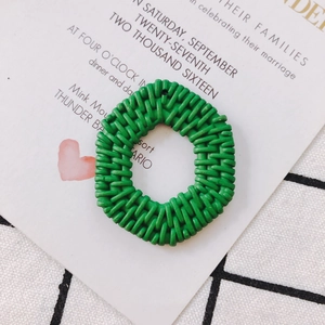 Dettaglio macro di anello geometrico intrecciato in acrilico verde per gioielli