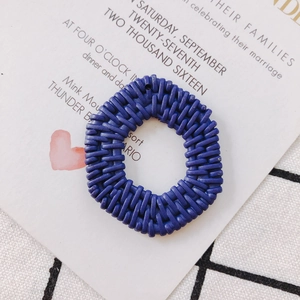 Dettaglio macro dell'anello rotondo in acrilico intrecciato blu navy texture rattan