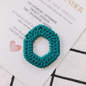 Dettaglio anello in acrilico intrecciato blu teal per creazione di gioielli e orecchini
