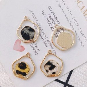 Unregelmäßige Legierung Leopardenmuster geometrische Anhänger für DIY Ohrring Zubehör 4er Set
