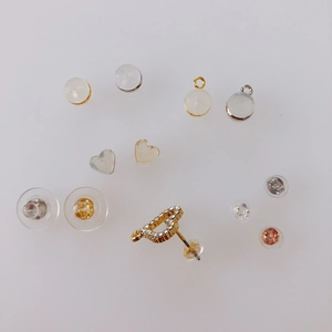 Vista macro di chiusure per orecchini placcate oro 18k con anima in silicone e perni