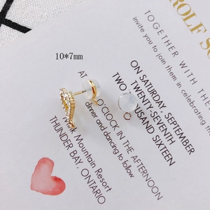 Dettaglio di componenti per orecchini a cuore placcati oro 18k con strass e occhiello