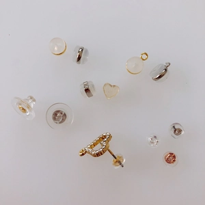 Vista ravvicinata di chiusure per orecchini placcate oro 18k e componenti per gioielli DIY