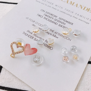 Dettaglio di chiusure per orecchini a cuore placcate oro 18k e componenti in silicone