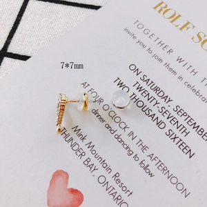 Dettaglio della chiusura orecchino cuore oro 7x7mm con disco in silicone e oro 18k