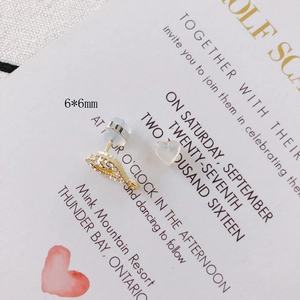 Dettaglio orecchino a cuore placcato oro 18k da 6 mm con zirconi e chiusura in silicone