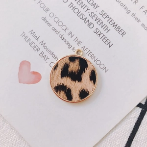 Détail du pendentif rond imprimé léopard avec bord doré pour la création de bijoux