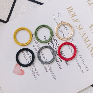 Set bunter Ringe mit Spiralstruktur in Rot Gelb Grün und Gold für DIY-Schmuck