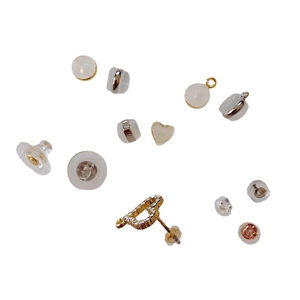 Accessori per gioielli fai-da-te con chiusure a cuore placcate oro 18k e in silicone